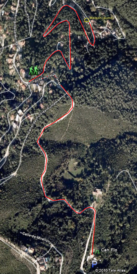 Garez-vous à l'endroit du "P" et marchez jusqu'à la "Maison Jaune"